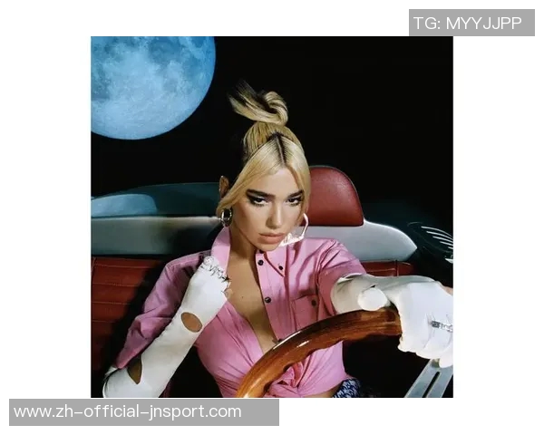 歌手杜阿利帕现场观战博卡与河床引发争议手持两队球衣合影引热议 歌手杜阿利帕现场观战博卡与河床引发争议手持两队球衣合影引热议