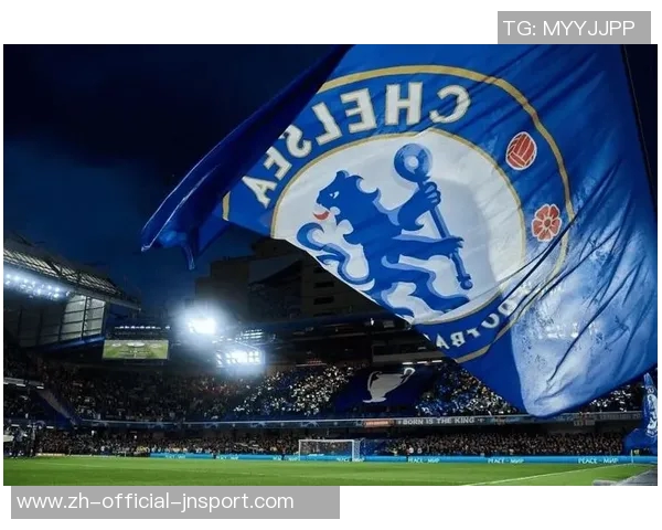 切尔西球迷高呼阿布名字举起BlueCoOut旗帜表达不满情绪